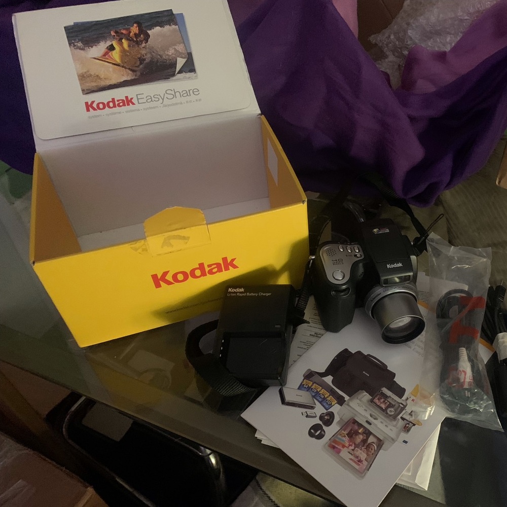 Kodak EASYSHARE DX6490 DIGITAL CAMERA IN BOX